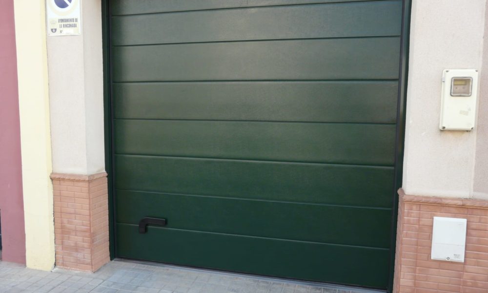 Puertas seccionales en Sevilla - puerta seccional lacada verde RAL 6009 - Rollmatic