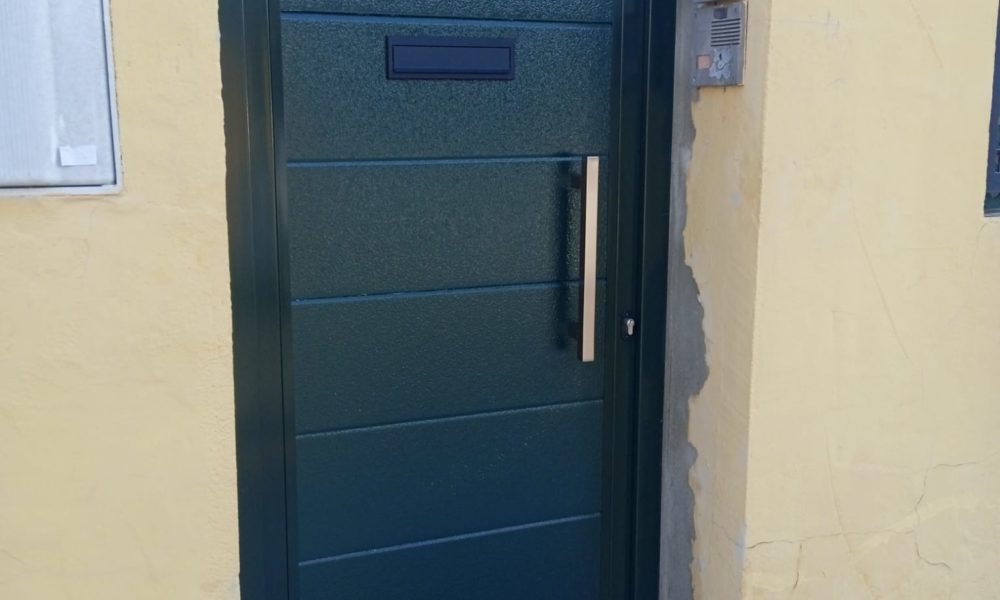Puerta de entrada a vivienda en Sevilla - En panel sándwich lacada verde RAL 6009. Posibilidad de incorporar buzón - Rollmatic