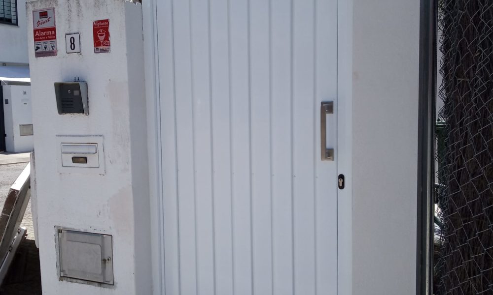 Puerta de entrada a vivienda en Sevilla - duelas de acero galvanizado lacada blanco. Disponible en otros colores - Rollmatic