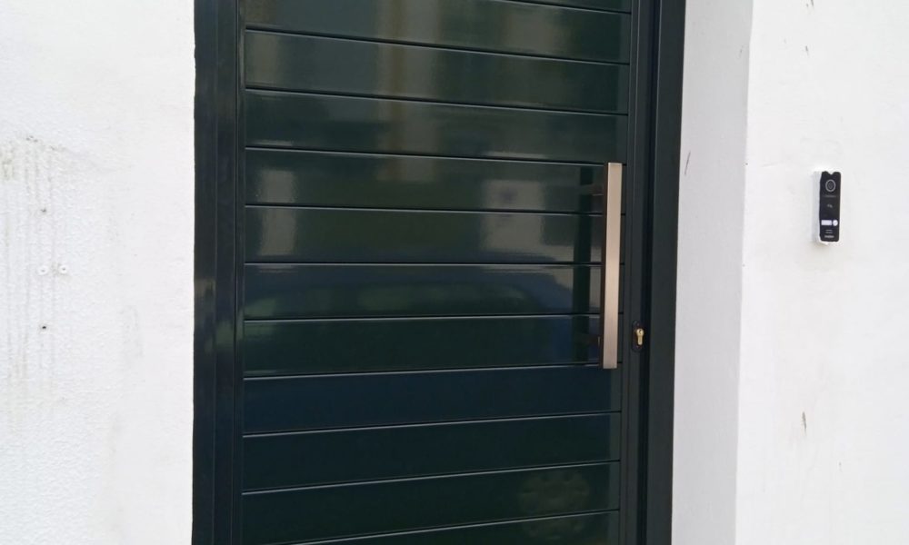 Puerta de entrada a vivienda en Sevilla - lamas de aluminio a juego con puerta de garaje enrollable - Rollmatic