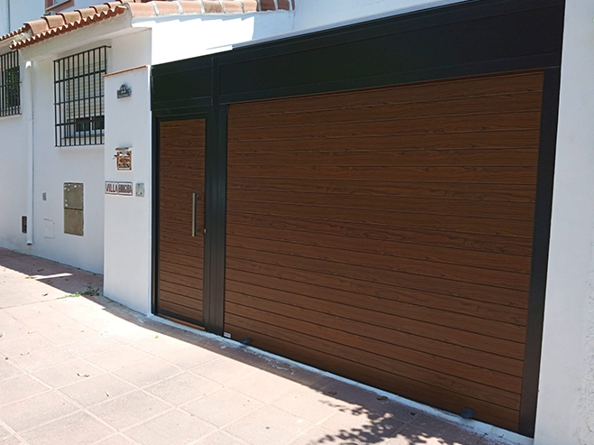 Puertas Enrollables en Sevilla - Cierre enrollable de lama ciega galvanizada - Rollmatic