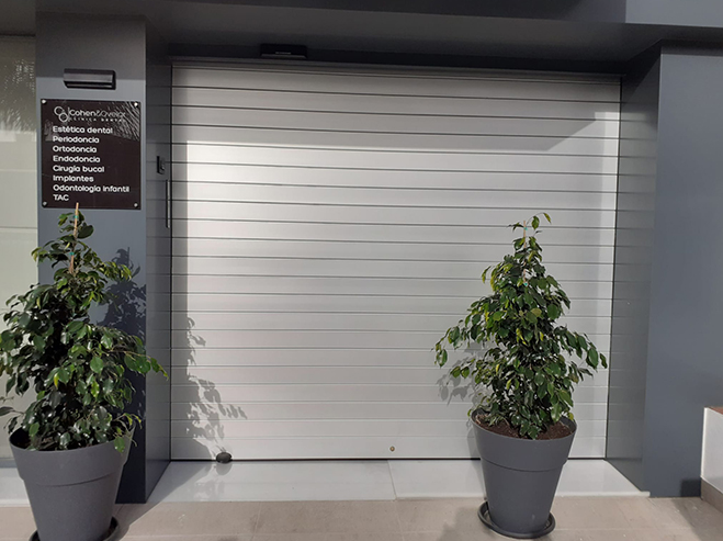 Puertas Enrollables en Sevilla - Puerta enrollable de comercio de aluminio anodizado plata - Rollmatic