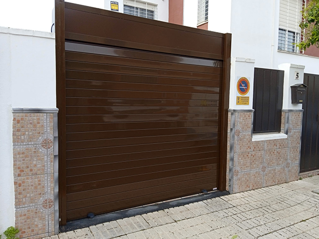 Puertas Enrollables en Sevilla - Puerta enrollable de garaje en aluminio lacada marrón - Rollmatic