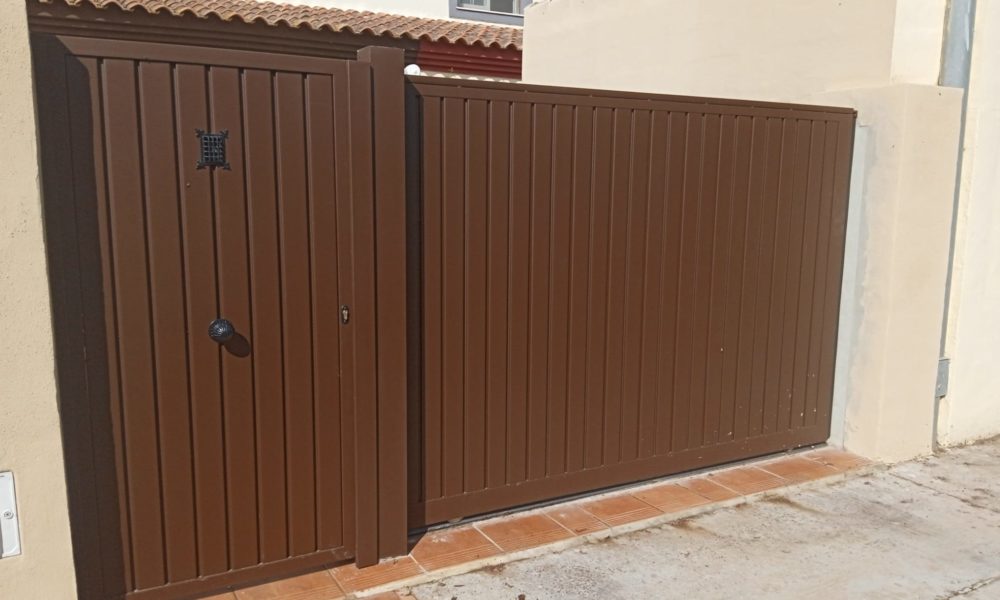 Puertas correderas en Sevilla - Conjunto puerta corredera + puerta de entrada en duelas de acero lacadas texturizado - Rollmatic