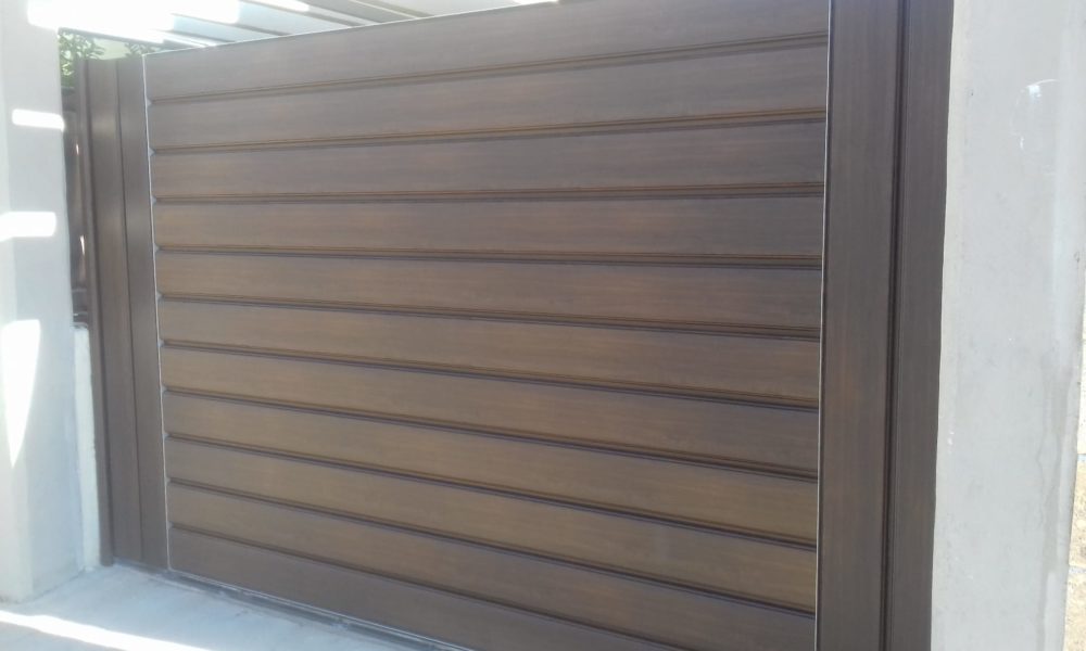 Puertas correderas en Sevilla - Puerta corredera en lamas de aluminio extrusionado de color madera - Rollmatic