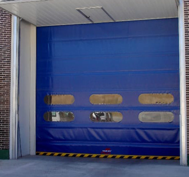 Puertas rápidas de PVC en Sevilla - Puerta rápida Apilable PVC con 2 secciones de mirillas transparentes. Lona azul. Disponible en más colores - Rollmatic