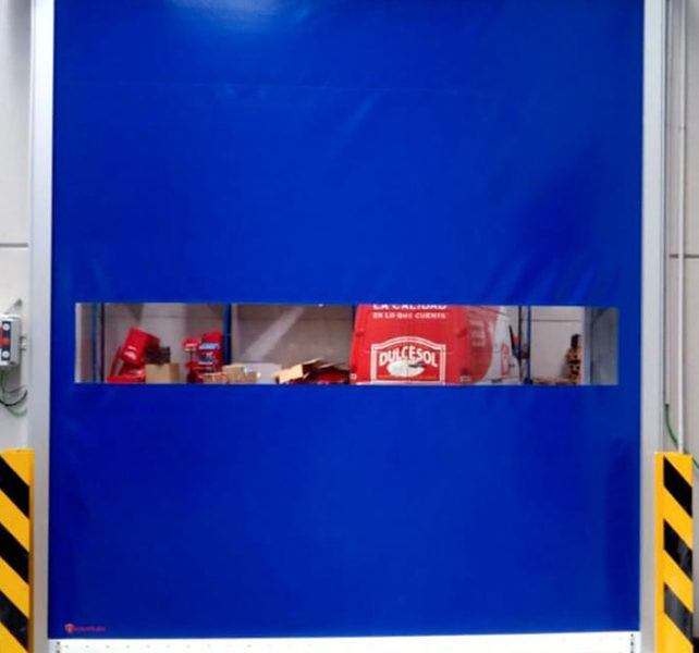 Puertas rápidas de PVC en Sevilla - Puerta rápida enrollable PVC con mirilla transparente - Rollmatic