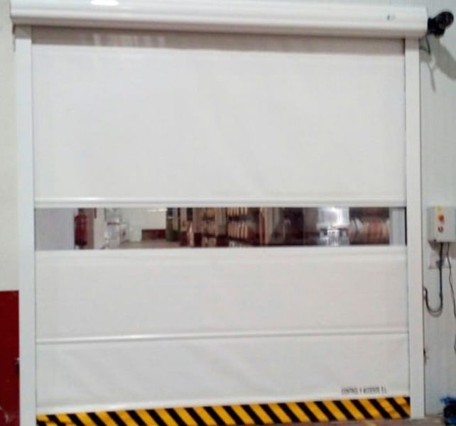 Puertas rápidas de PVC en Sevilla - Puerta rapida enrollable PVC con mirilla transparente - Rollmatic