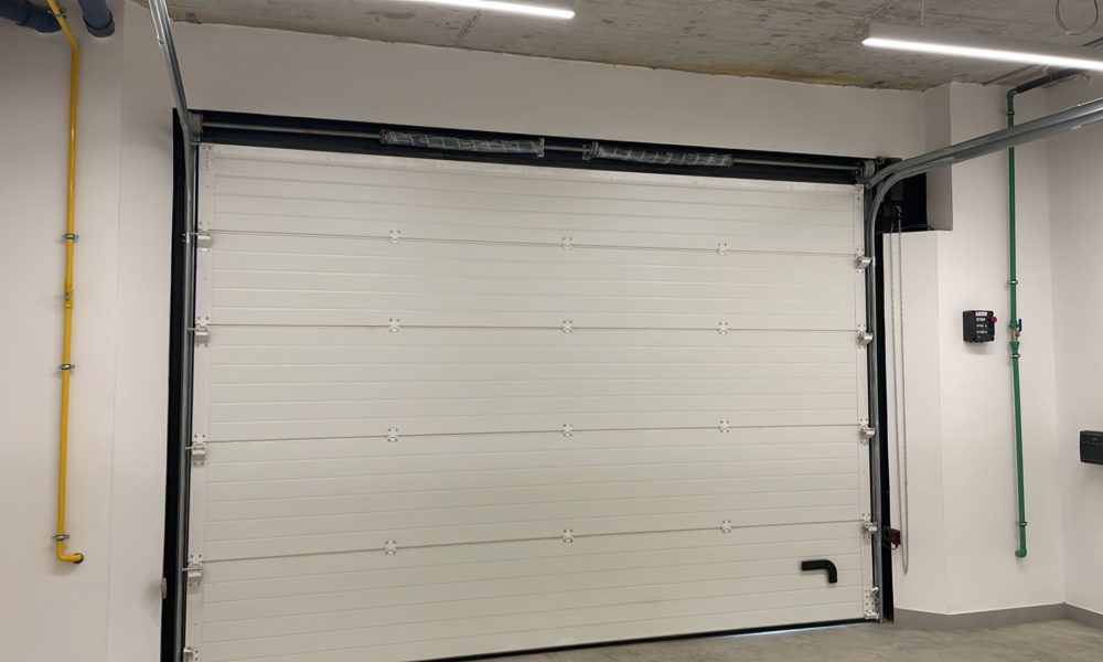 Puertas seccionales automáticas en Sevilla | Rollmatic