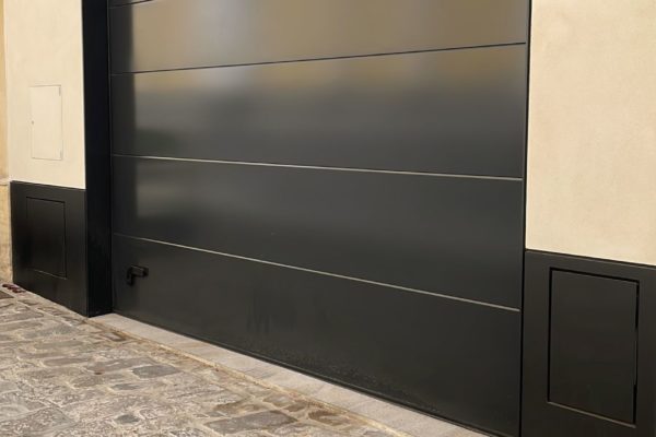 Puertas seccionales automáticas en Sevilla | Rollmatic