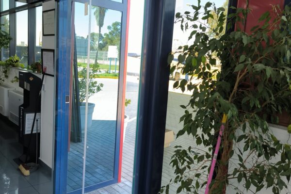 Puertas automáticas para negocios en Sevilla y Huelva - Rollmatic