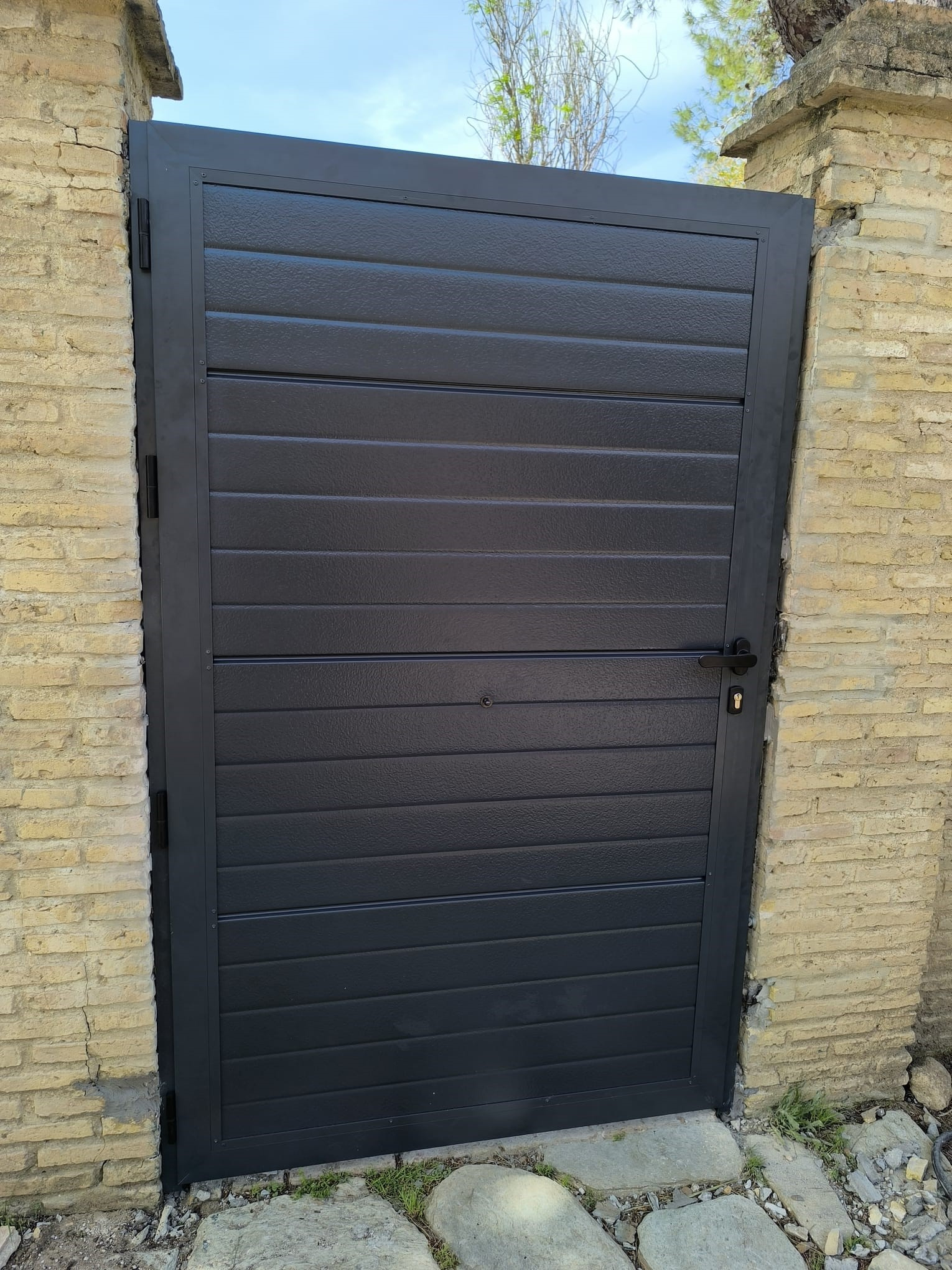 Instalación de puerta corredera y puerta de entrada a vivienda - rollmatic.es