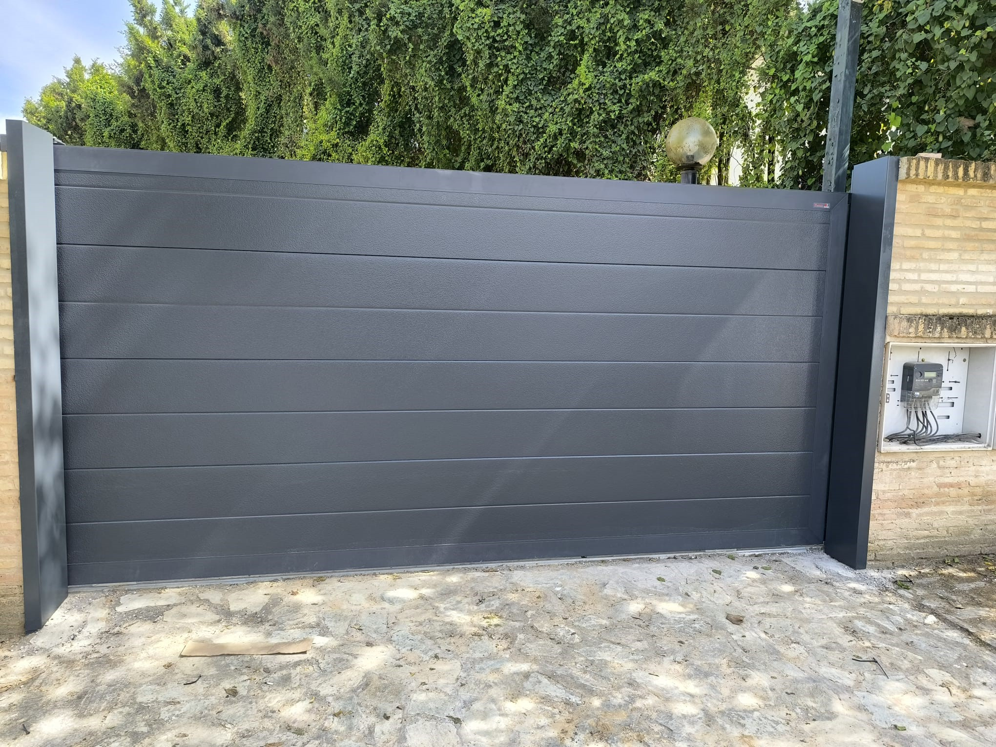 Instalación de puerta corredera y puerta de entrada a vivienda - rollmatic.es
