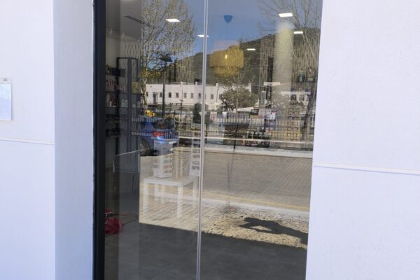 Puertas Automáticas para Farmacias en Sevilla y Huelva - rollmatic.es