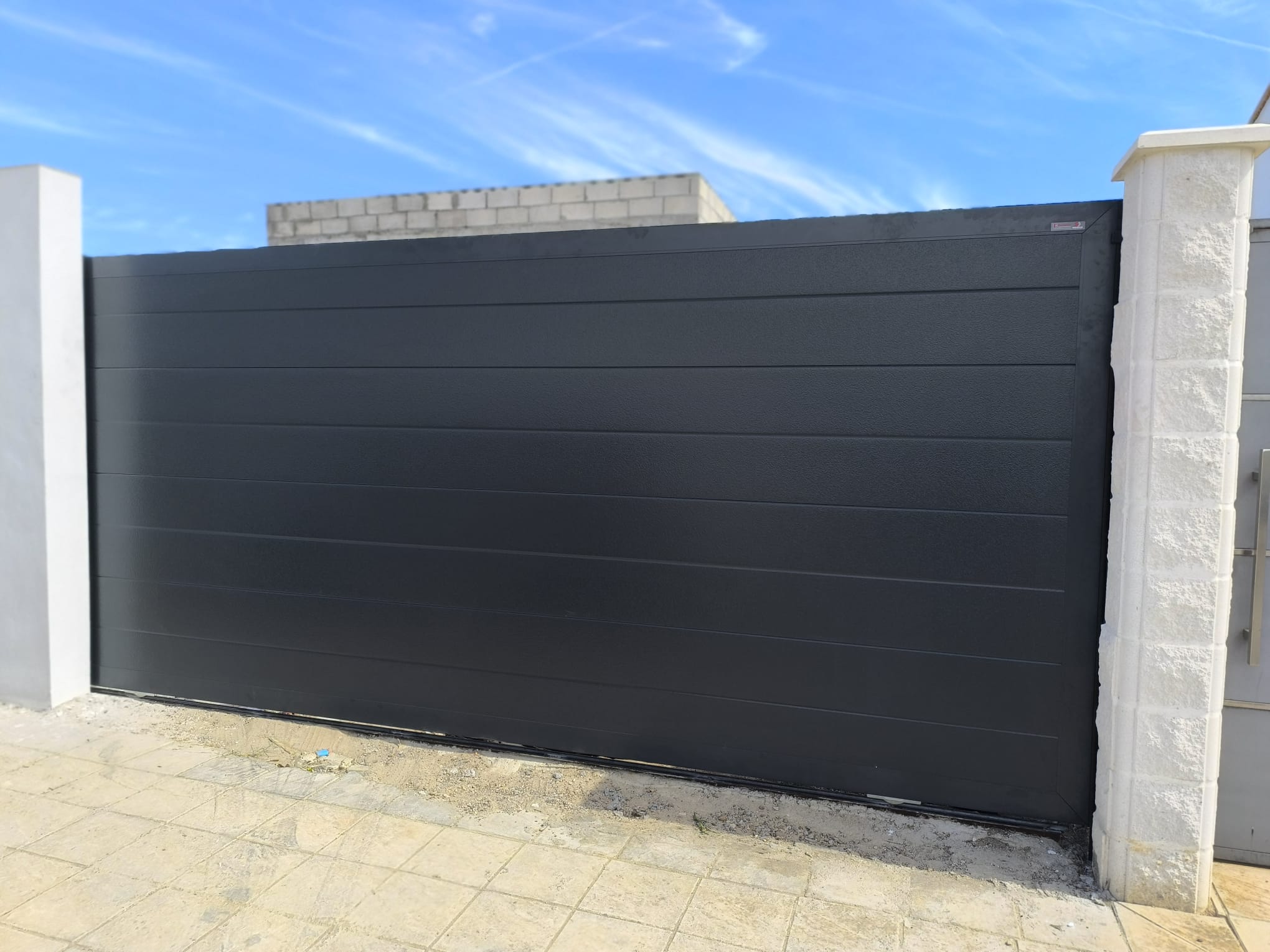 Instalación de puertas automáticas en La Puebla del Río - rollmatic.es