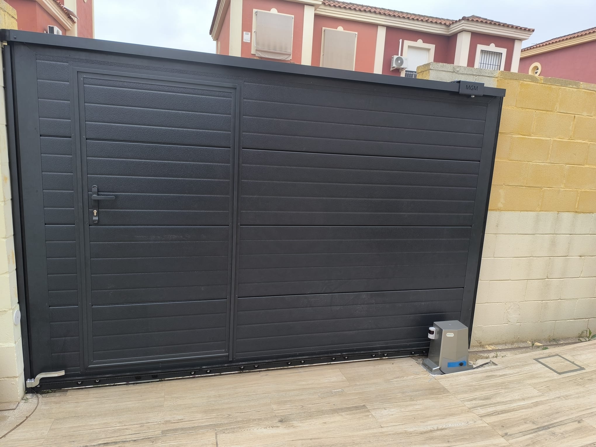 Instalación de puertas automáticas en Salteras - rollmatic.es